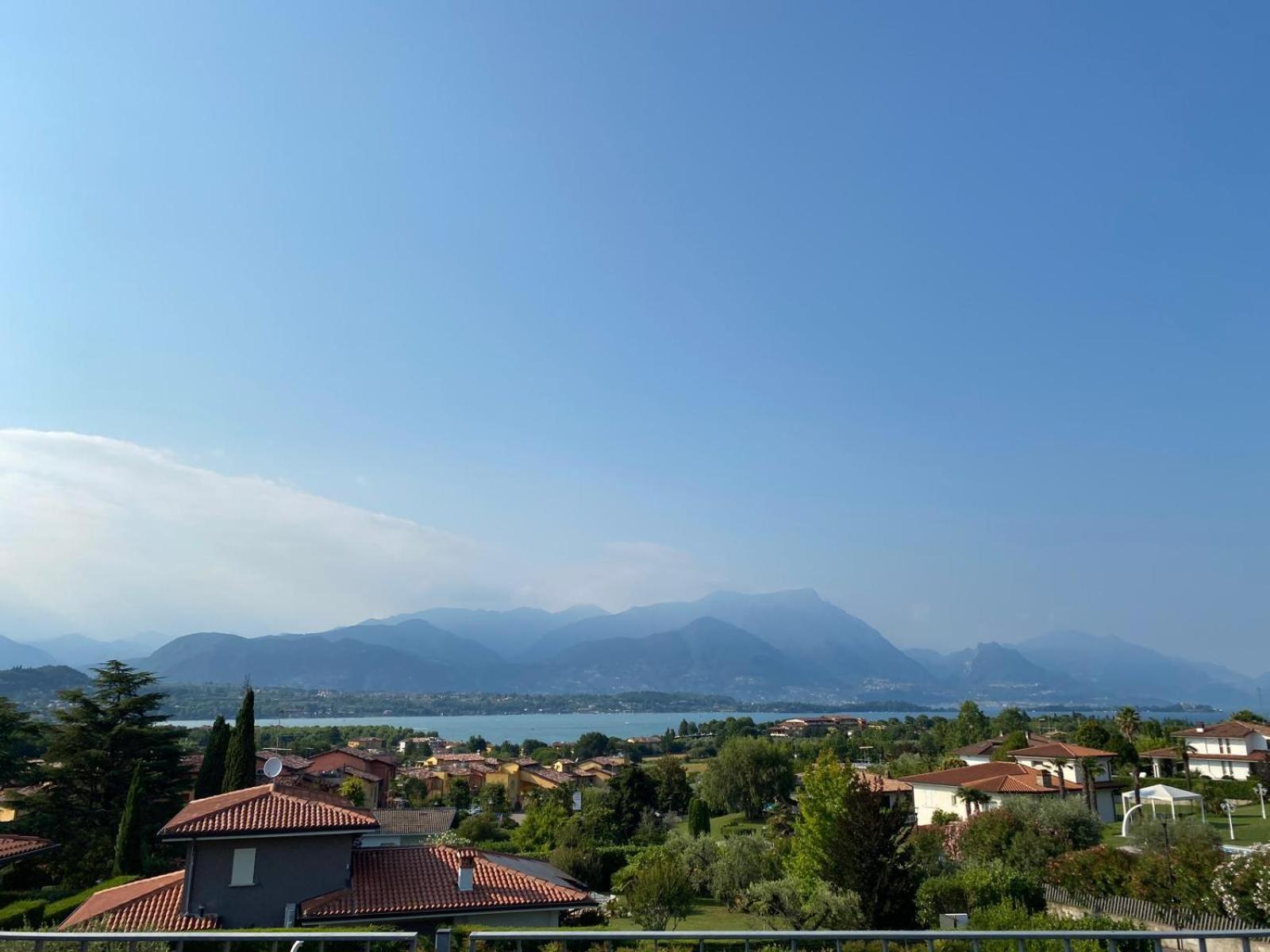 Flowers & Garden Apartment Con Vista Lago Manerba del Garda Luaran gambar